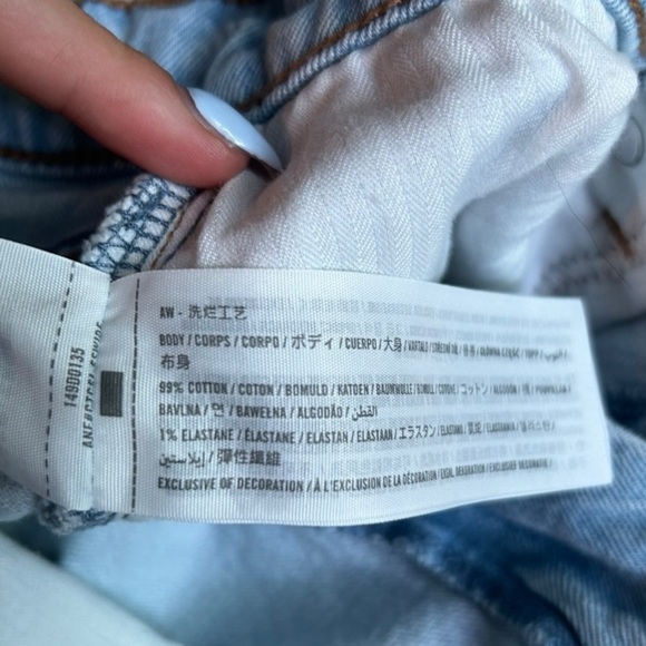 Abercrombie & Fitch The Mom Short High Rise Light Wash Distressed Raw Hem 28/6 - Picture 7 of 11